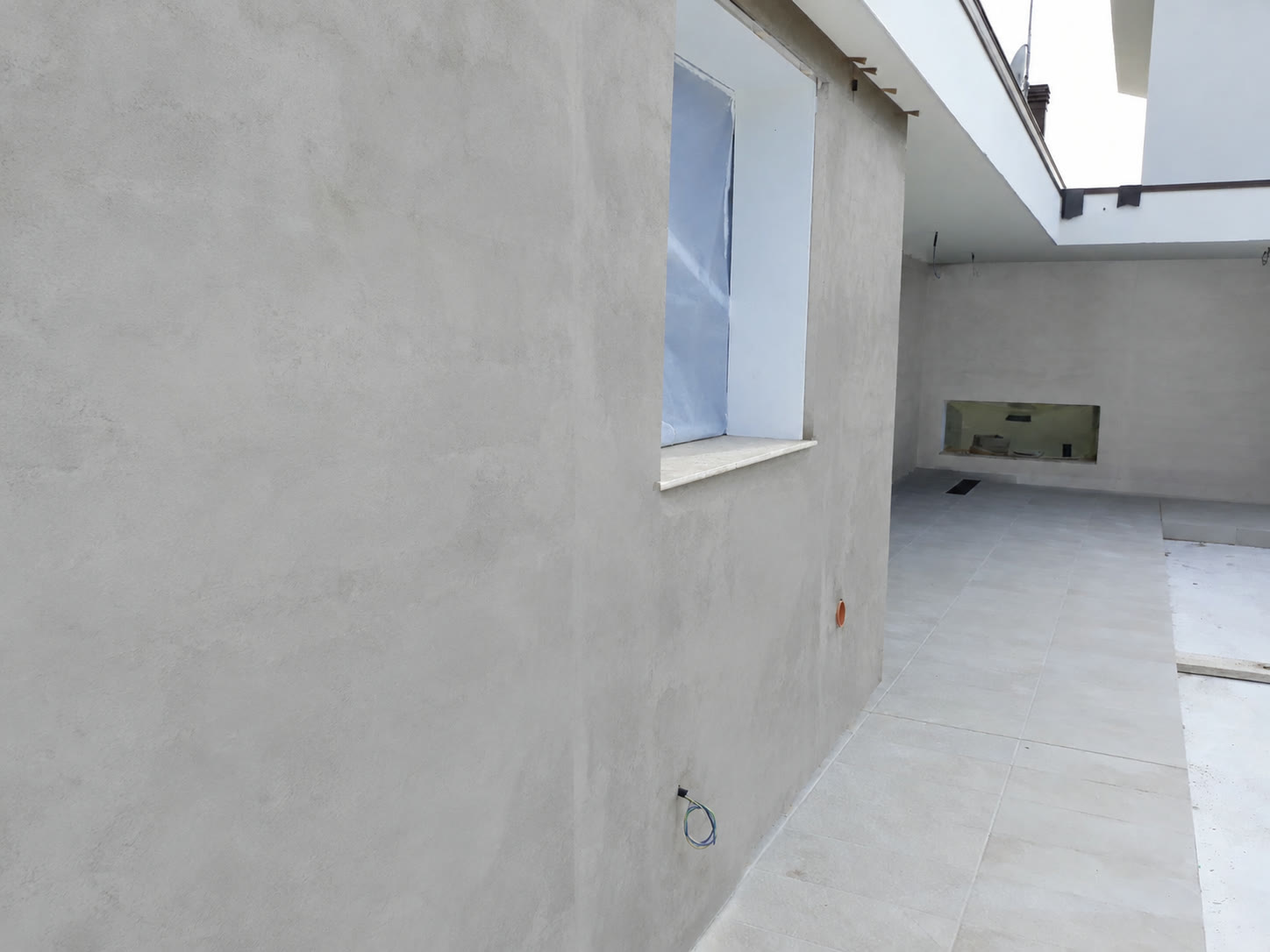 Stesso muro in intonaco grezzo, prima del rivestimento