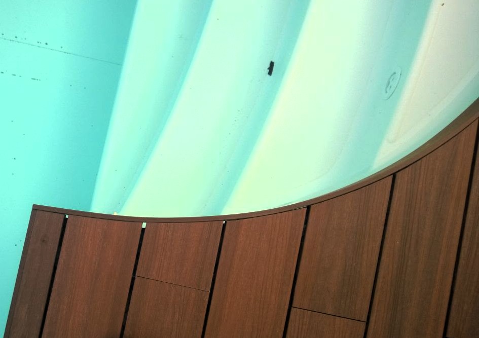 Dettaglio di rivestimento in legno a bordo piscina