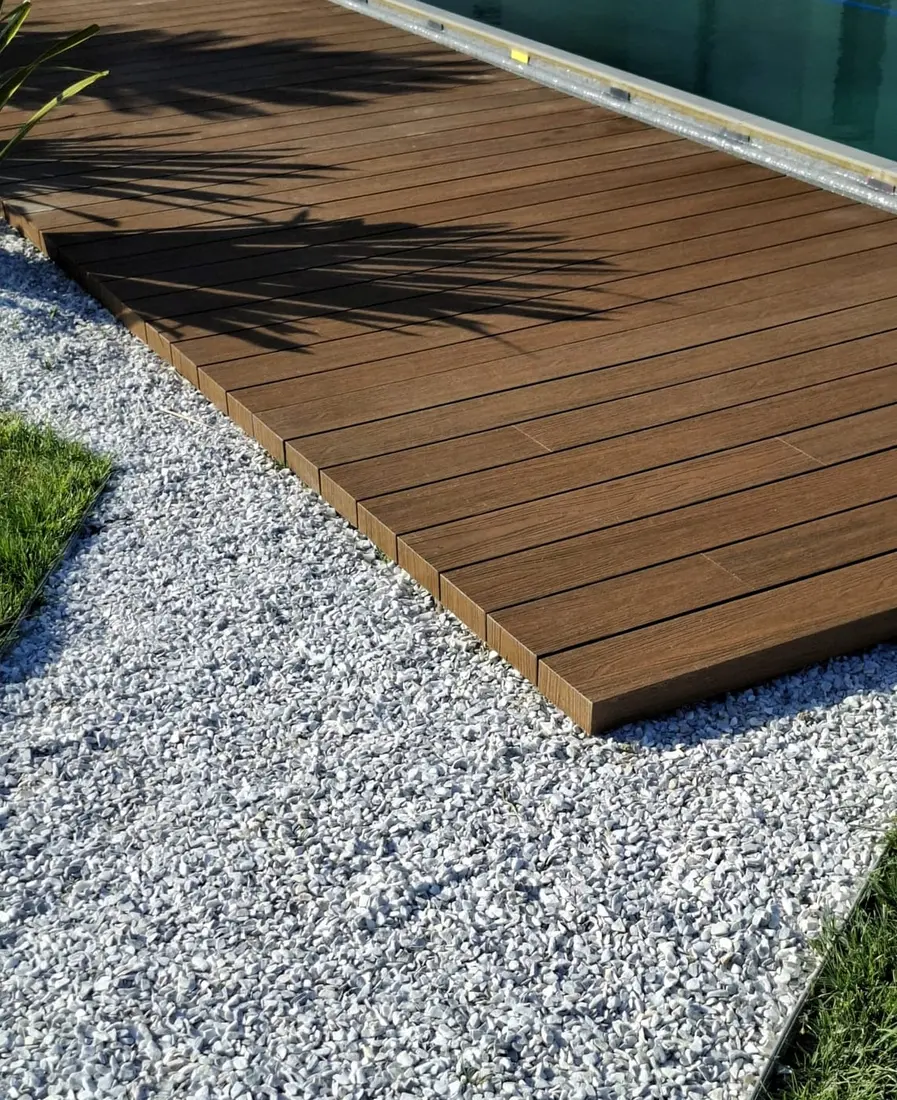 Bordo vasca in decking WPC rifinito con ghiaia bianca