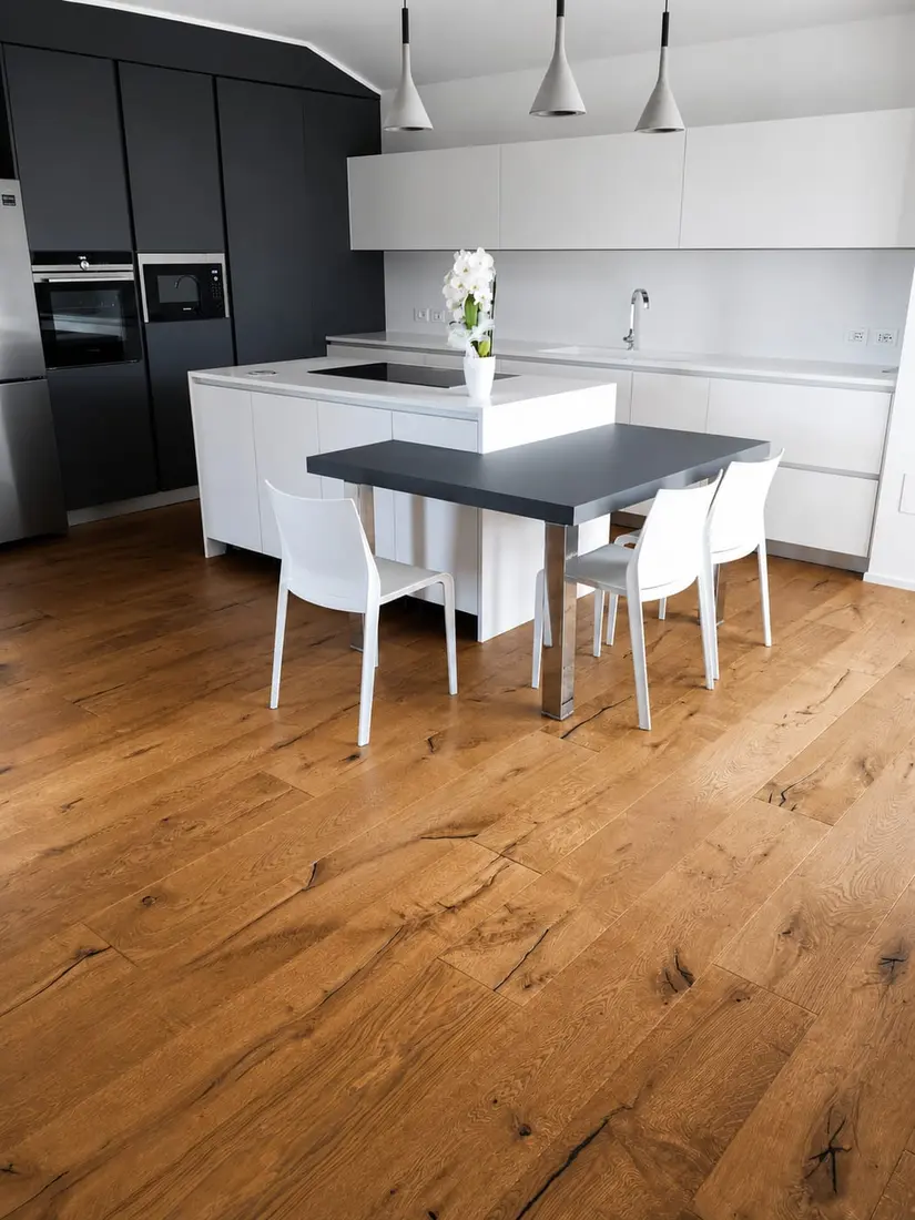 Parquet in rovere rustico in una cucina moderna