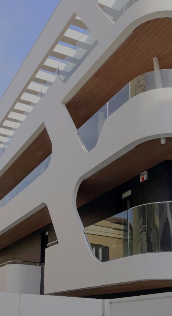 Sottobalconi rivestiti in legno su edificio dal design organico
