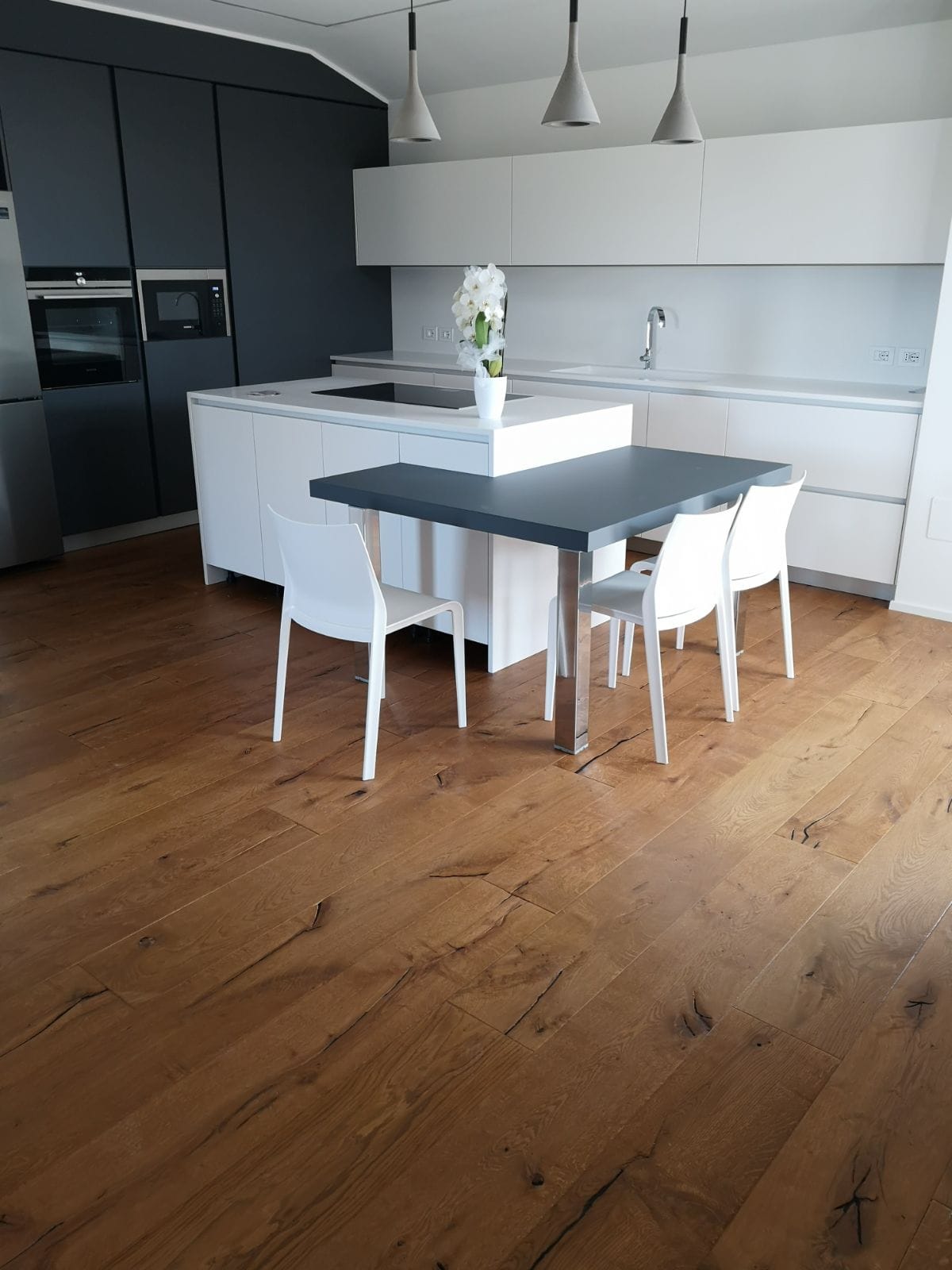 Parquet in rovere rustico in una cucina moderna