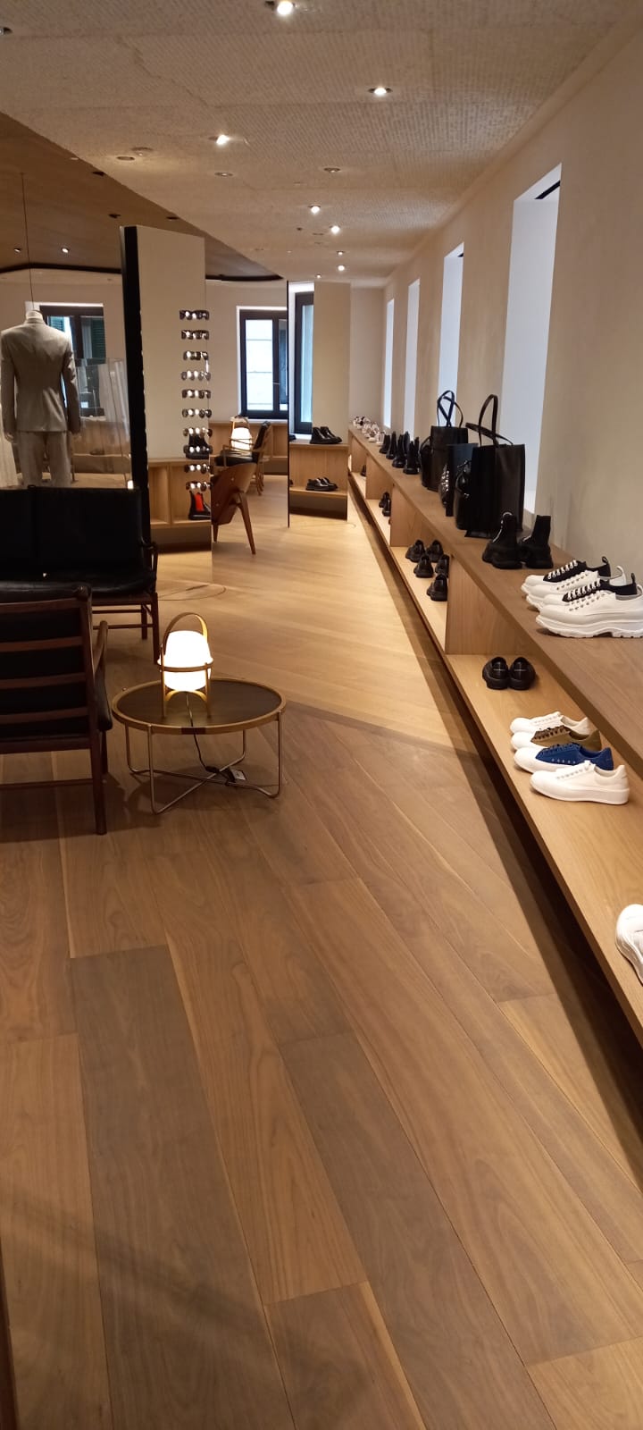Parquet in un negozio con esposizione di calzature