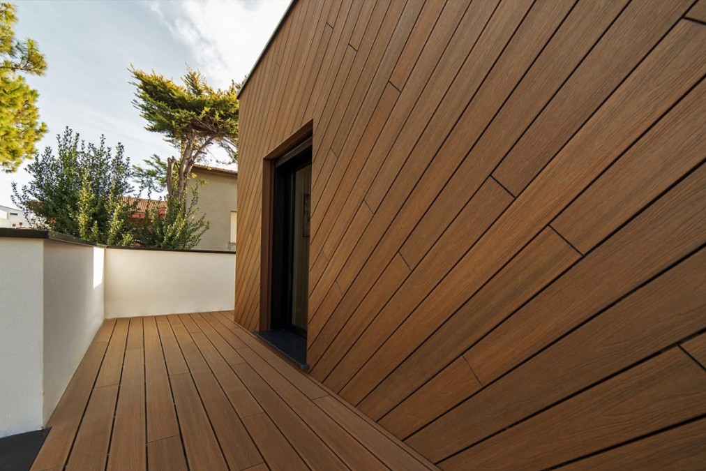Terrazza con rivestimento e pavimento in WPC a posa diagonale