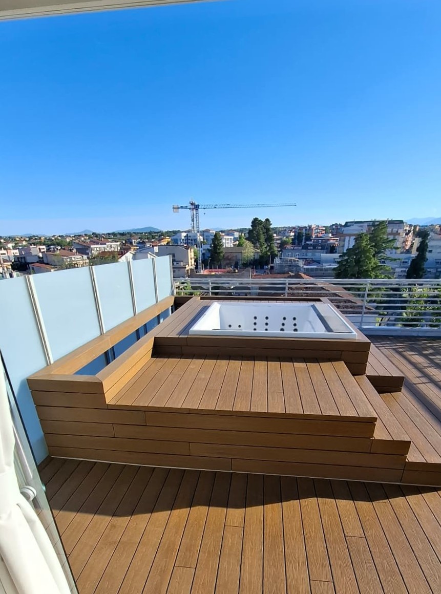 Terrazza in WPC con vasca idromassaggio e vista sulla città