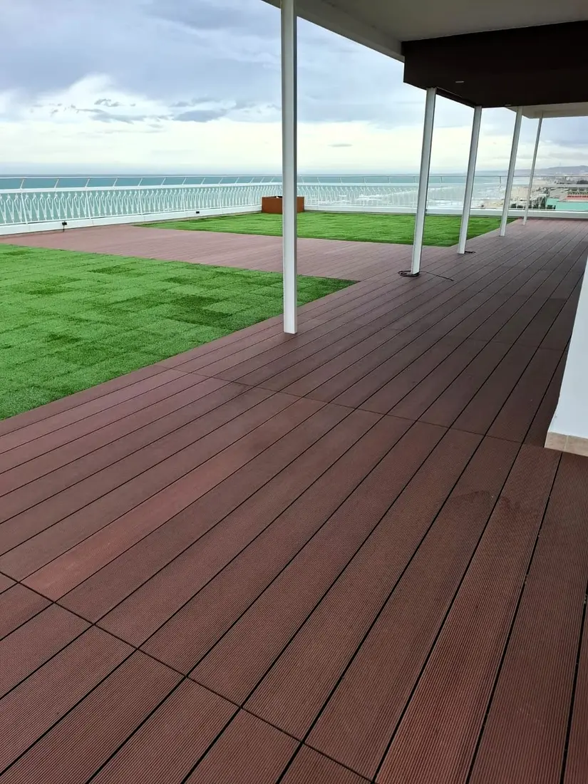 Terrazza in decking WPC con prato e vista mare