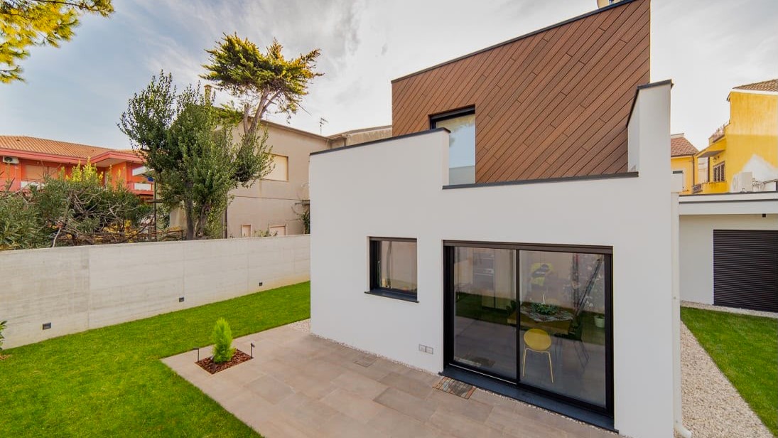 Villa moderna con rivestimento diagonale in WPC